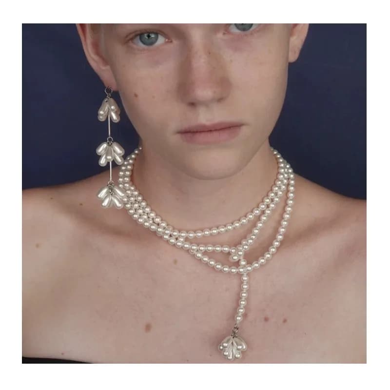 Versione coreana della collana di perle con frange, stile lusso leggero, con fiori delicati e orecchini a goccia con perle.