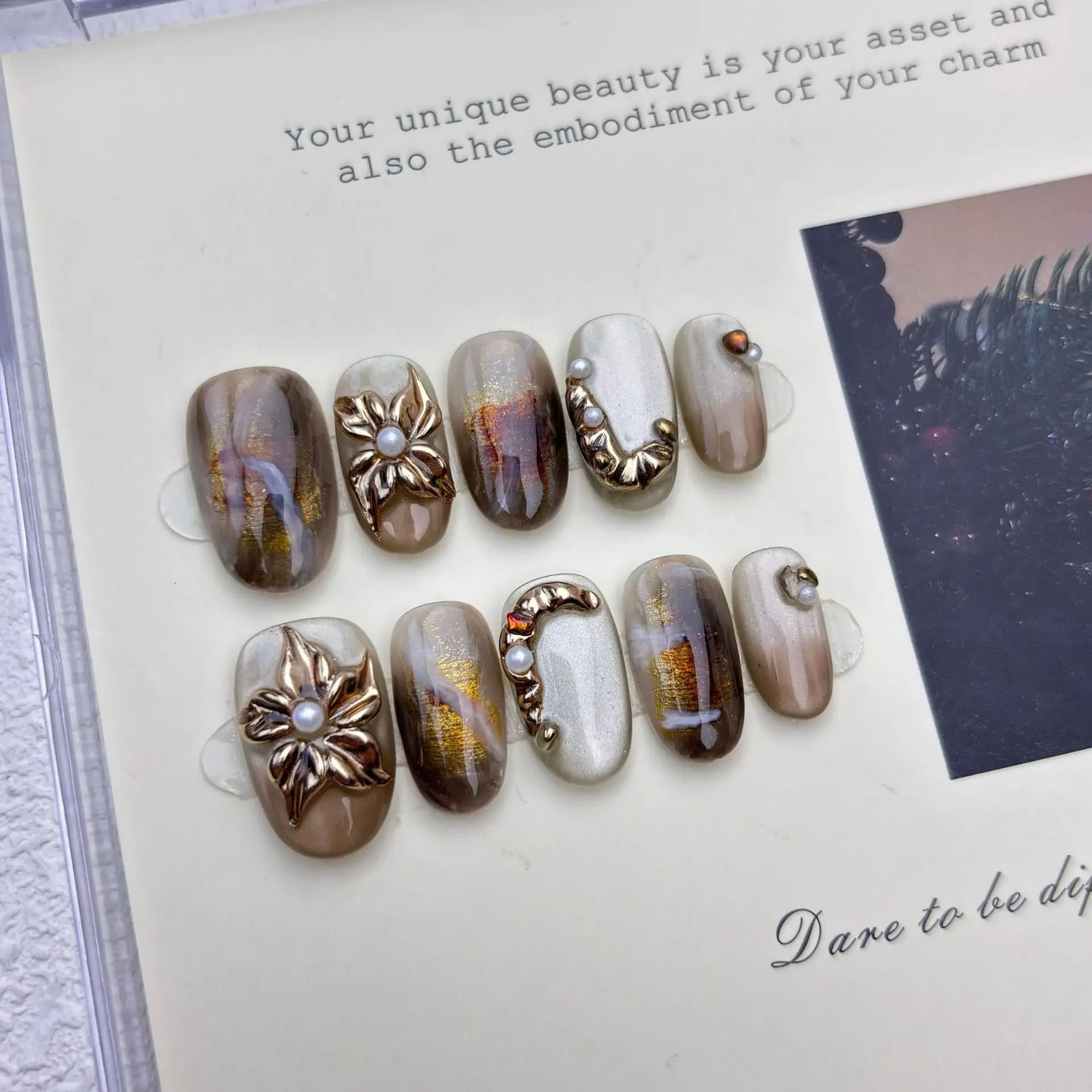 10 pezzi di unghie finte ambrate sfumate con fiore 3D vintage stampa sulle unghie Ombre Cat Eye Nail art perla mandorla unghie finte fatte a mano