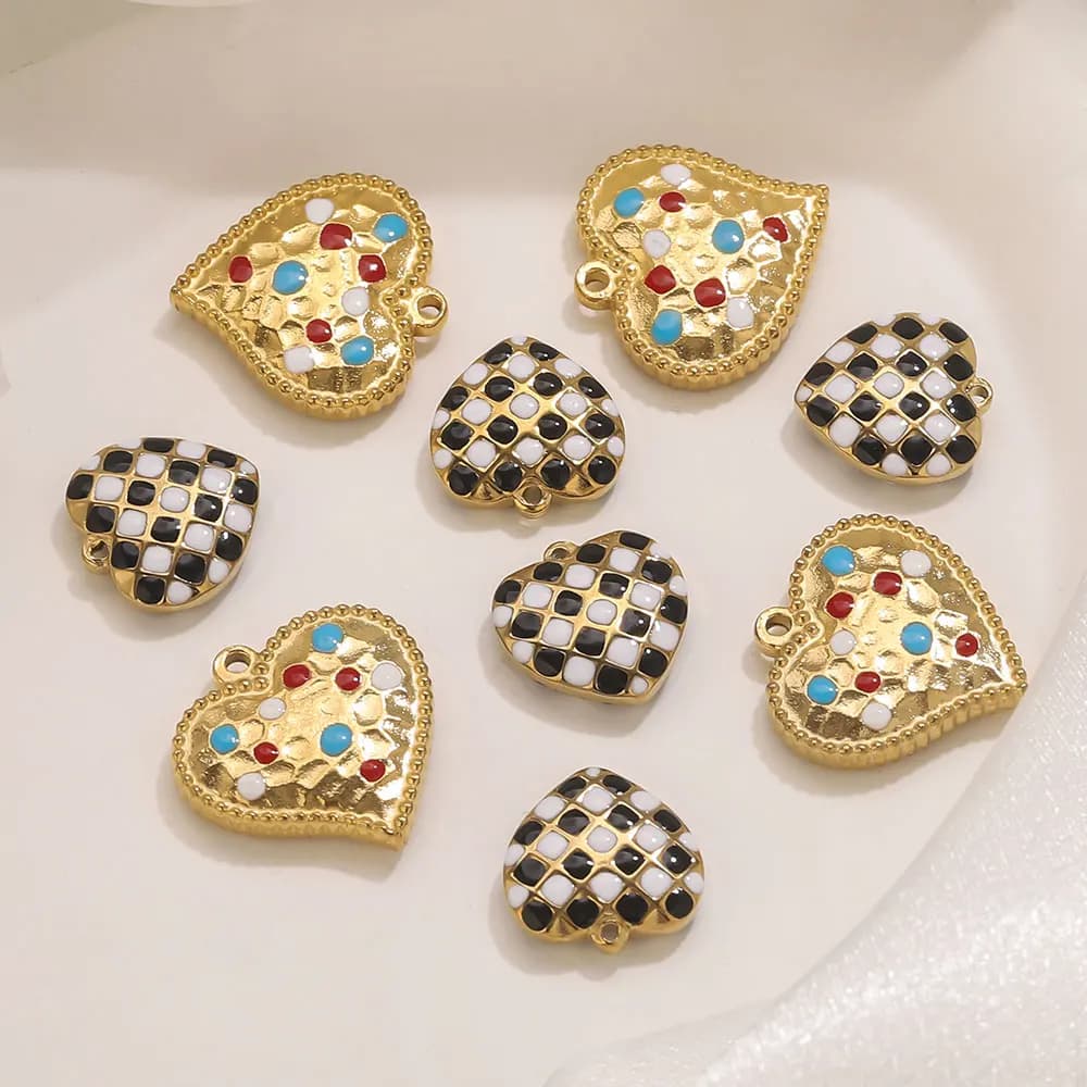 5 ciondoli a forma di cuore a scacchiera in smalto in acciaio inossidabile, accessori per la creazione di gioielli dorati, collana per orecchini da donna fai da te all'ingrosso