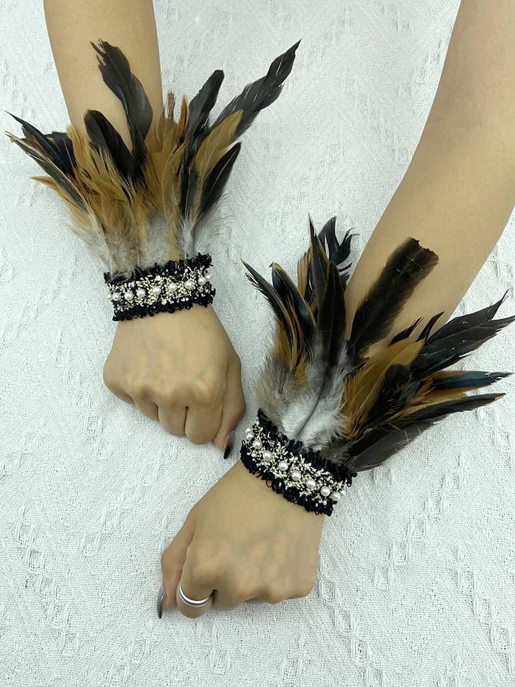 Polsini da polso in piuma naturale eleganti accessori per braccio in pelliccia gotici guanti di piume Cosplay di Halloween polsino a braccio perlato 2 pezzi