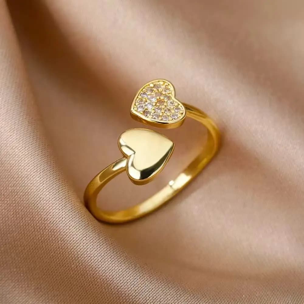 Anello da donna alla moda a forma di doppio cuore con zirconi lisci, accessorio regolabile in oro per l'uso quotidiano e per feste.