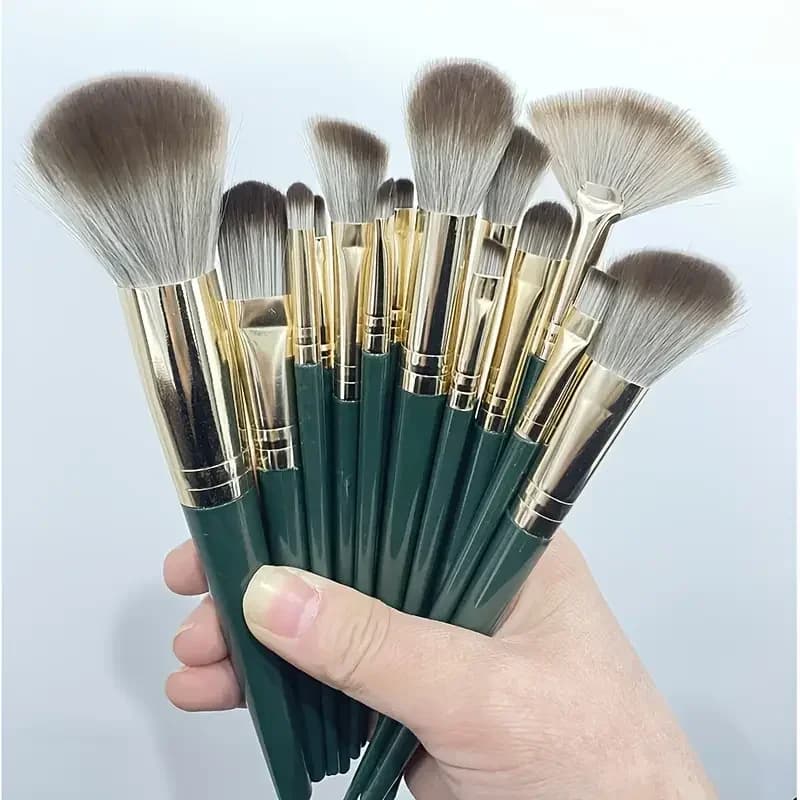 Luxurious set of 14-piece makeup brushes - Professional green brushes for face and whole eyes details - Ideal gift, contour and mixing