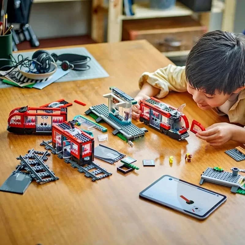 2026 Nuovo Set di Costruzioni Stazione Tram Urbana, Giocattolo Fai-da-Te, Mattoncini Creativi, Regalo per Bambini e Ragazzi, Compatibile con Maj
