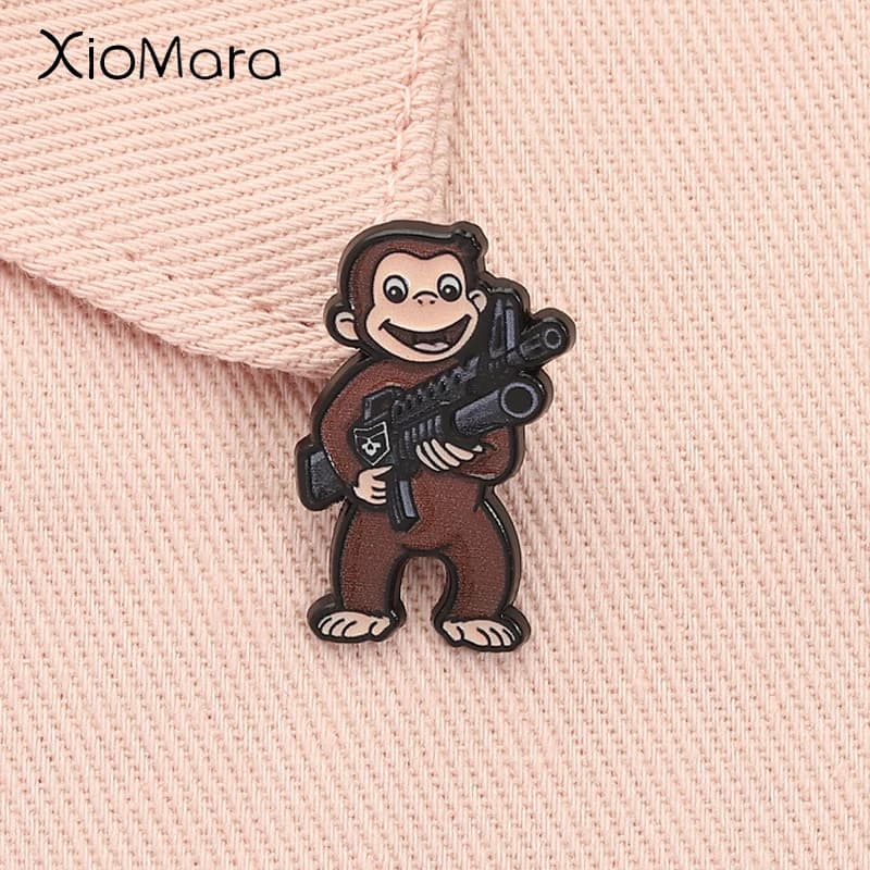 Divertente scimmia con pistola smaltata spilla animale carino spilla in metallo bavero zaino distintivo accessori gioielli di moda regalo per gli amici