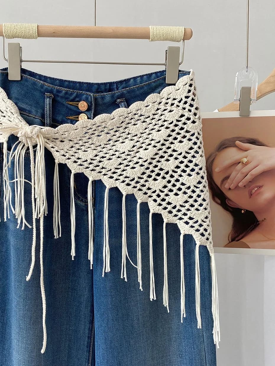 Gonna a mezza lunghezza da donna con sciarpa e cintura in pizzo sotto la gonna, dettaglio nappe, stile casual per il commuting urbano