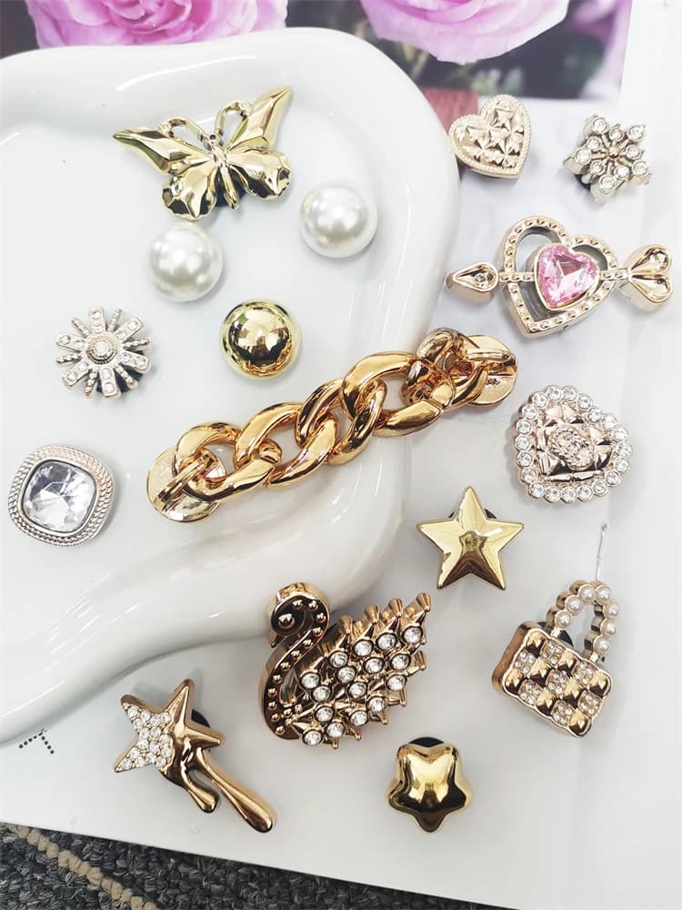 16 Pezzi di Lussuosi Charm Dorati per Scarpe, Decorazioni ABS a Forma di Cigno, Spille Fai-da-Te a Cuore e Freccia, Accessori per Zoccoli, Adatti per Sandali da Donna, Regali di Natale