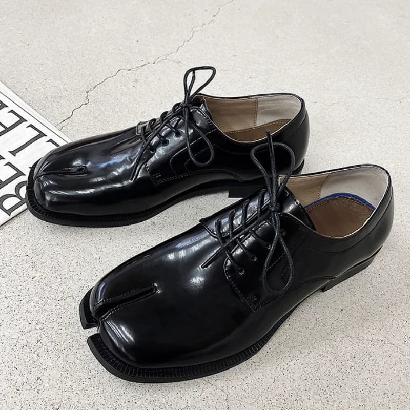 Nuovo arrivo Scarpe con punta divisa Scarpe Tabi Mocassino da uomo Punta divisa Suola spessa Scarpe casual in vernice