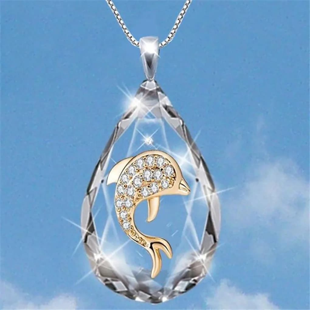 A delicate and beautiful necklace with crystal dolphin shape pendant, chain length 60 cm, exquisite and elegant. Give it to a girlfriend.