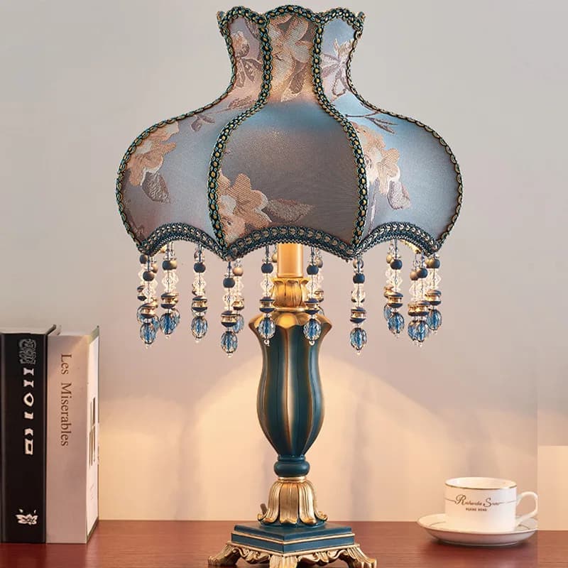 Lampada da tavolo in resina europea Lampada da comodino per camera da letto Lampada da scrivania decorativa per hotel di lusso americana retrò moderna per soggiorno studio