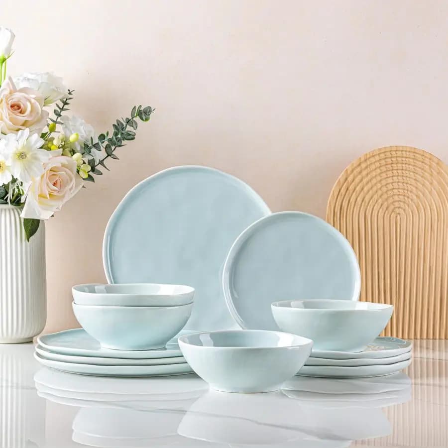 Set of ceramic dishes for 4 people, set of dishes and porcelain bowls with corrugated edge, suitable for microwave, dishwasher and oven, light.