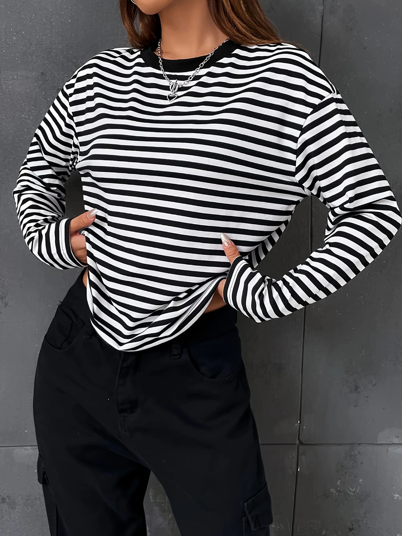 T-shirt girocollo girocollo a righe T-shirt casual a maniche lunghe autunno e inverno top da donna ampia e comoda nera bianca