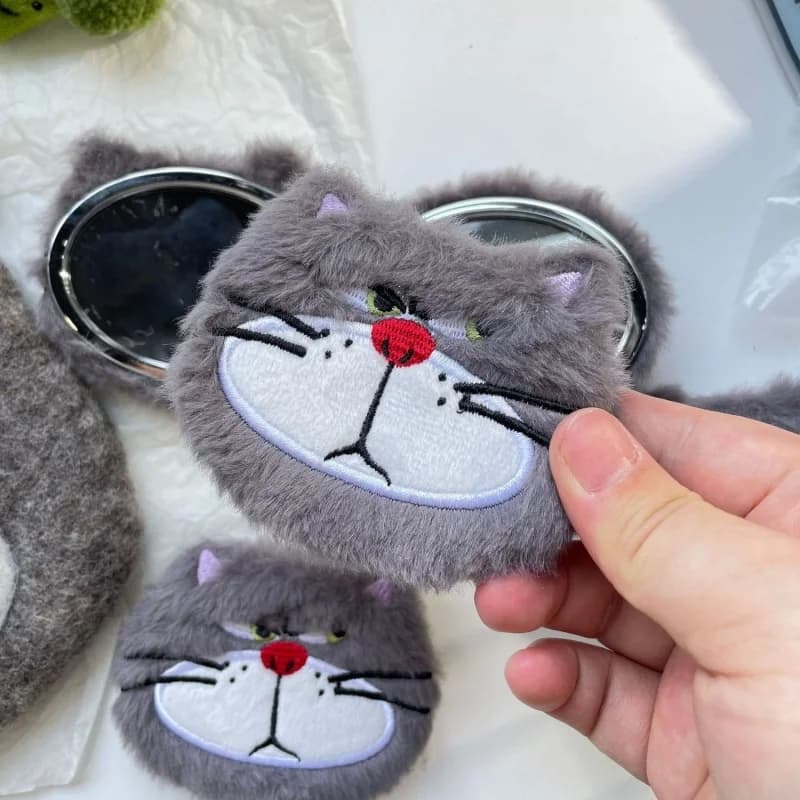Kawaii Disney Lucifer The Cat Mini specchio portatile con testa grigia scura, morbido, in peluche, pieghevole su entrambi i lati, specchio per il trucco, regalo di Pasqua per ragazza
