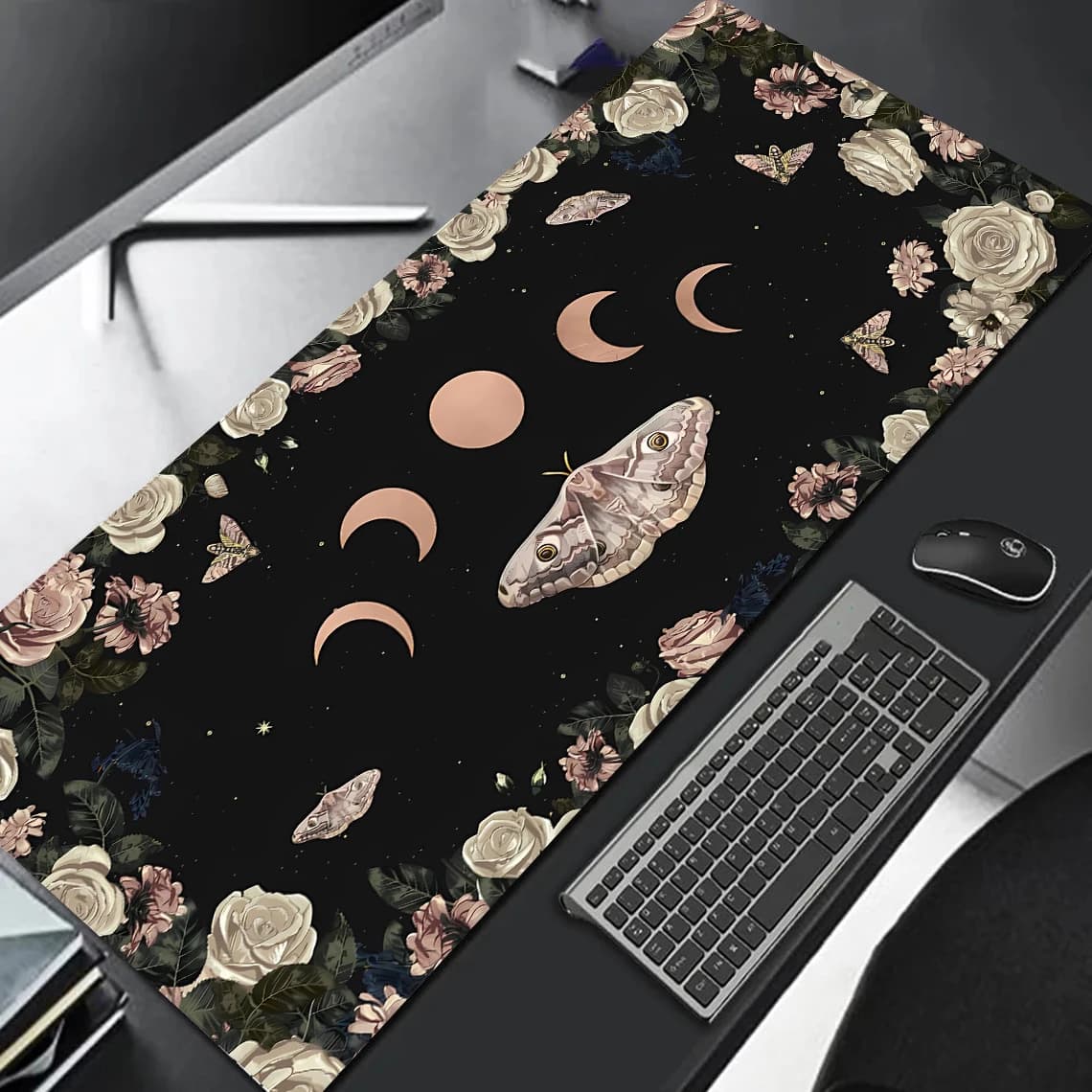 Tappetino da scrivania con fasi lunari Nero Cottagecore Rose bianche pallide Farfalle Stella Witchy Pagan Tappetino per mouse grande Tappetino per mouse Wicca occulto Xxl