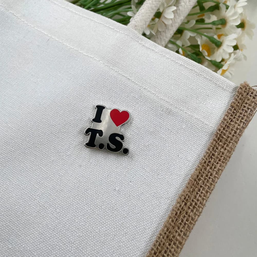 Amo TS Fan della cultura pop Spille smaltate Ventole della cantante femminile pop Regalo Ts Amante Distintivo Album musicale Spilla Parole creative Decorative