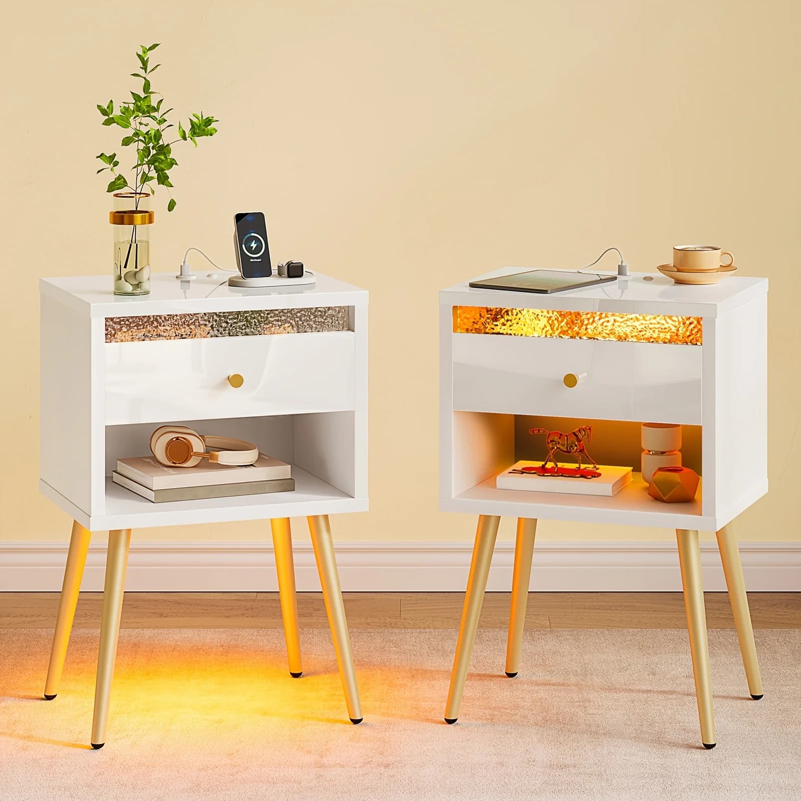Un Paio di Comodini Contemporanei con Porte di Ricarica USB, Altezza 12 Pollici. Questi comodini compatti sono dotati di