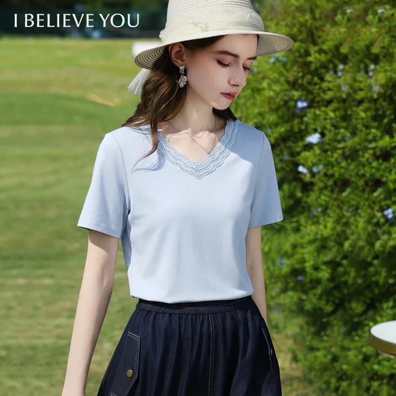 I BELIEVE YOU T-shirt a maniche corte con scollo a V, nuova collezione estiva 2026, con colletto a motivo traforato, tinta unita, top casual elegante da donna 2261016237