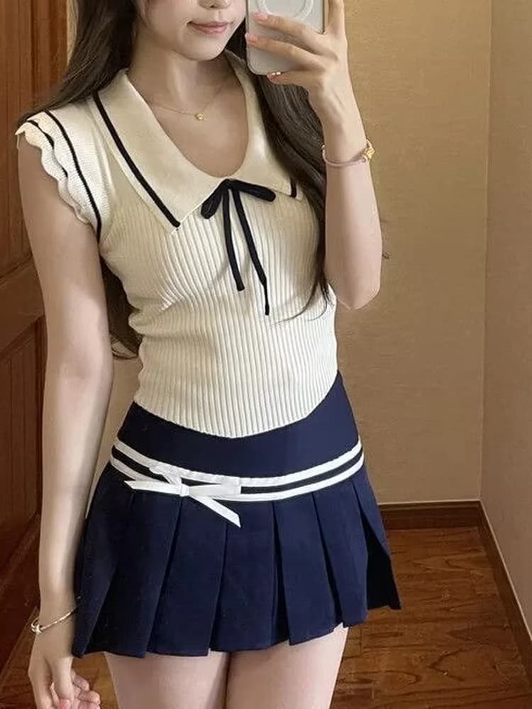 Completo estivo da donna Sweet Pure College Sle con top a maniche a sbuffo e colletto a risvolto, gonna a pieghe e pantaloncini a vita alta