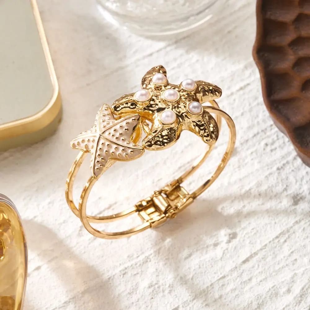 Bracciale Aperto da Donna in Metallo Smaltato con Perle, Conchiglie e Stelle Marine, Stile Boho, Colore Oro, Ispirazione Oceano