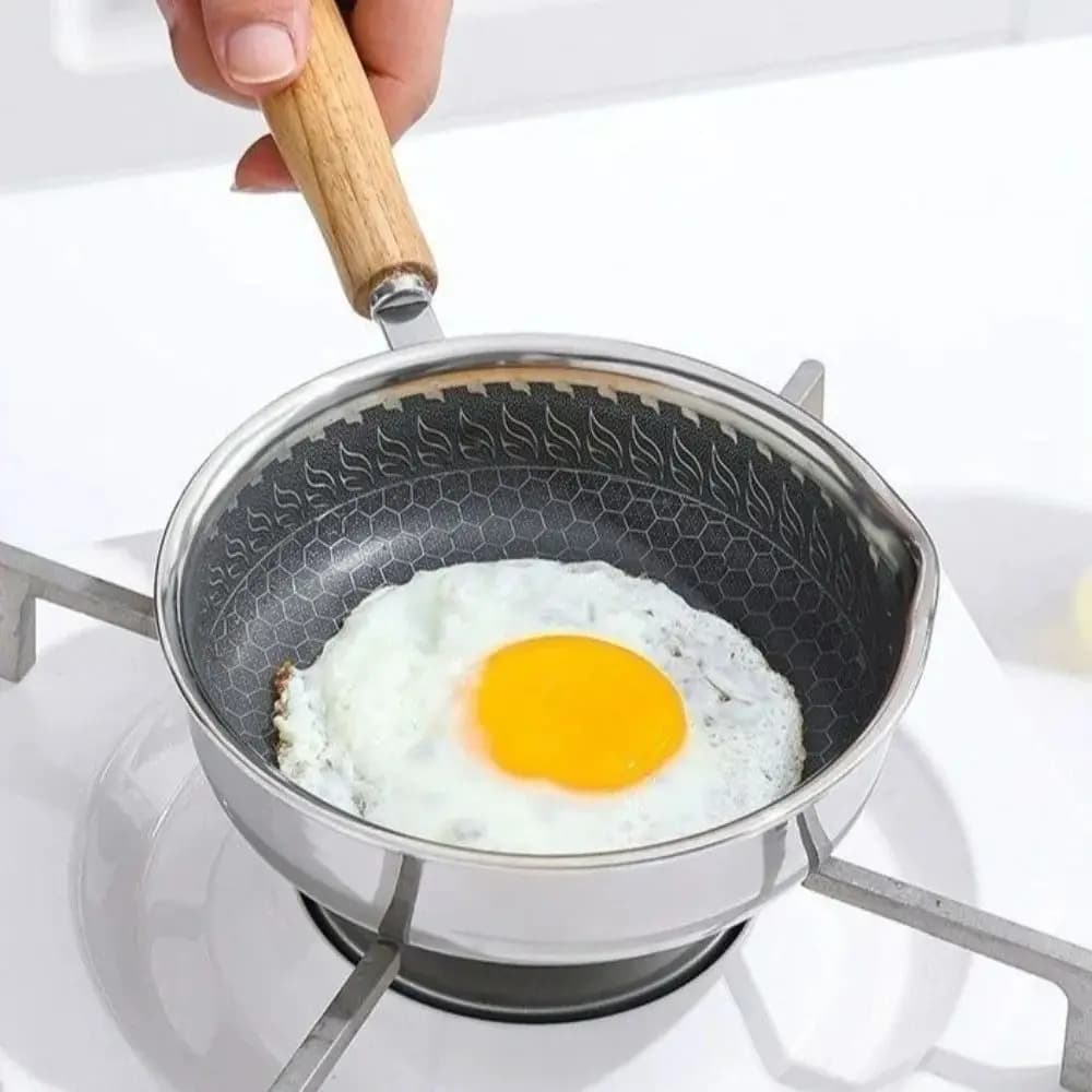 Mini Padella Antiaderente in Acciaio Inossidabile con Manico in Legno, Padella per Omelette con Gancio per Appendere, Beccucci Versatori, Pentola Anti-Schizzi Olio Caldo, Griglia