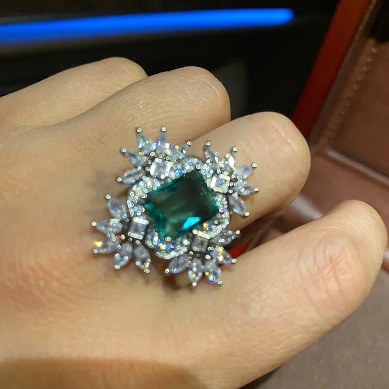 Anello Nuziale Romantico a Fiocco di Neve Scintillante, Accessorio Personalizzato con Fiore in Zircone Verde Quadrato dal Design Raffinato