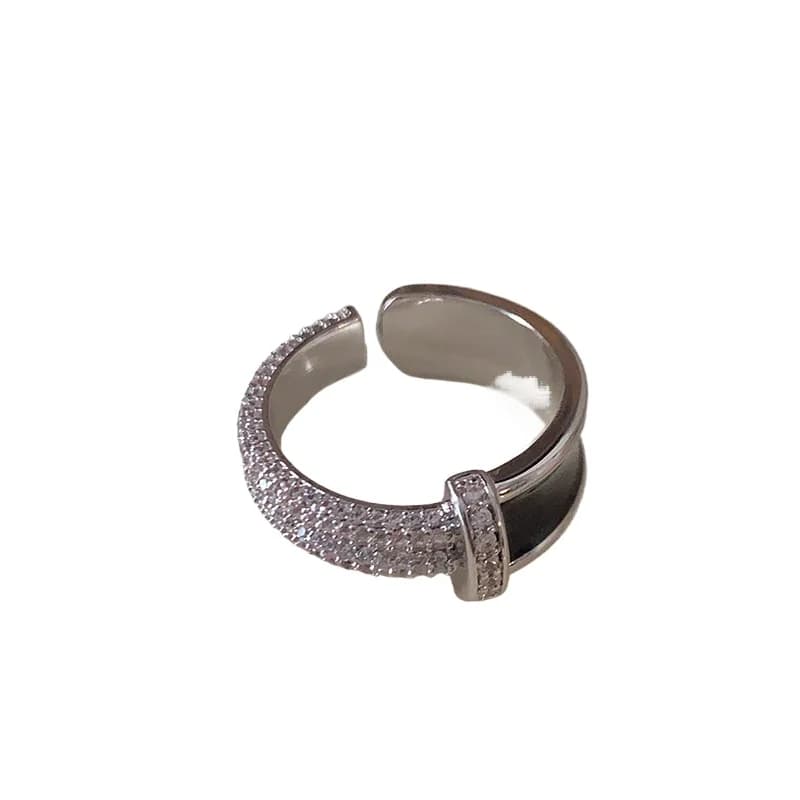 Anello a lato largo con diamante pieno di smalto bianco e nero, anello per dito indice con chiodo a T di fascia alta di lusso leggero da donna