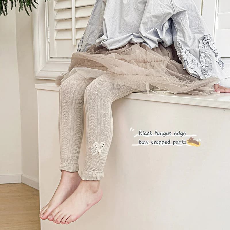 Pantaloni corti con stampa floreale e fiocco in pizzo per bambine, leggings morbidi in cotone a nove punti per primavera/estate