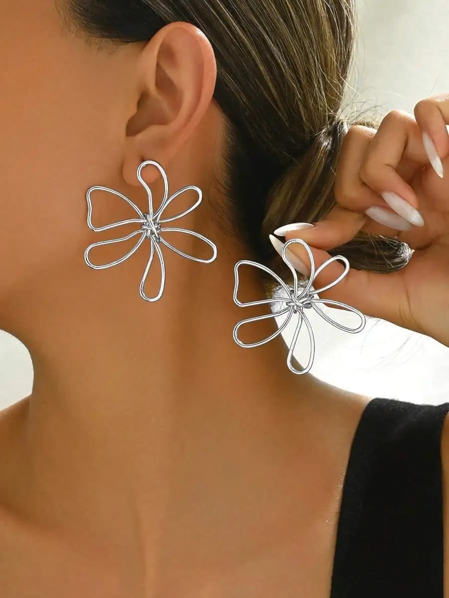 Orecchini a fiore cavo in filo d'argento da donna — Design minimalista asimmetrico, ideali per l'uso quotidiano, le vacanze, gli appuntamenti e la spiaggia