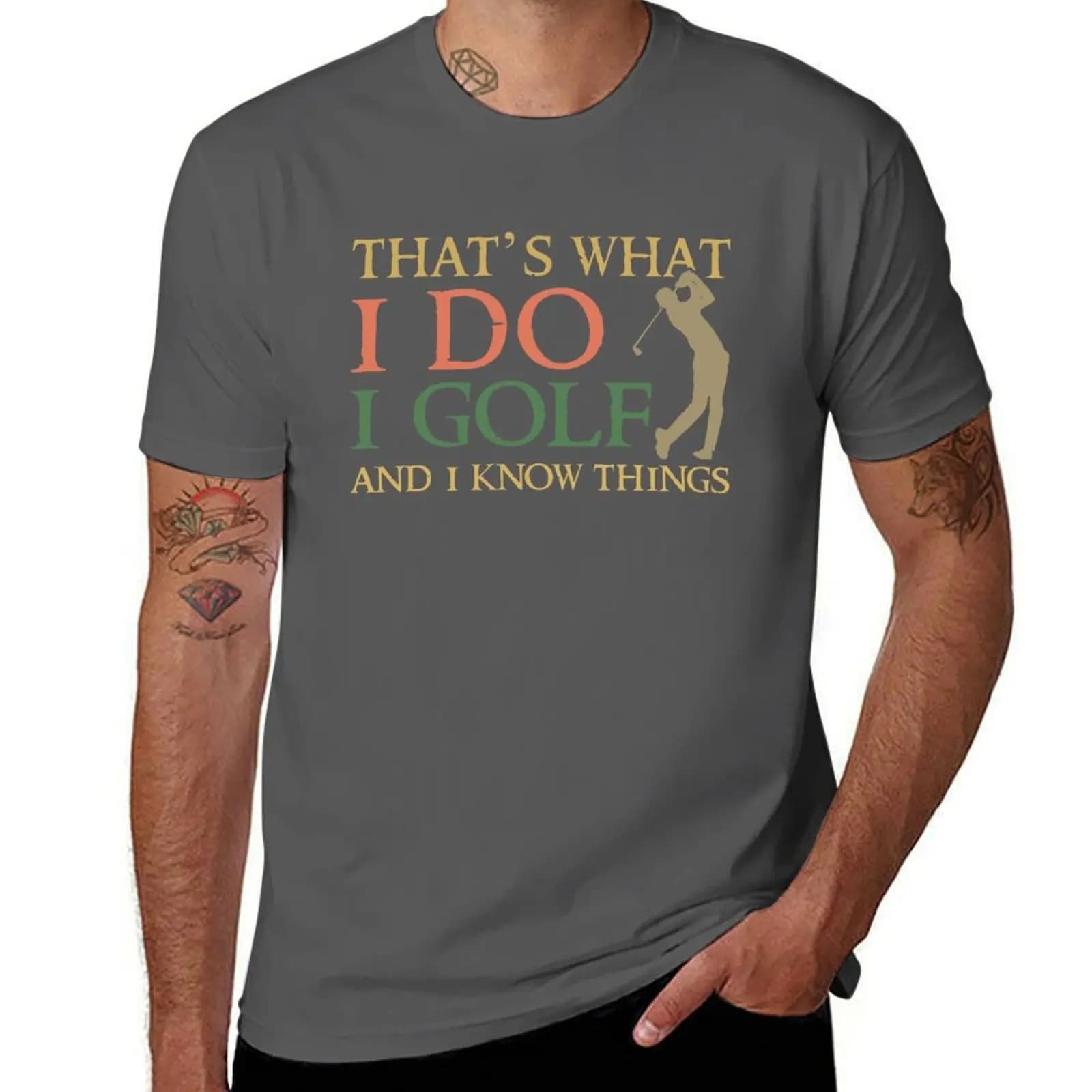 T-shirt con stampa 'I Golf And I Know Things' - Regalo divertente di Natale per golfisti - Maglietta casual a maniche corte per le vacanze
