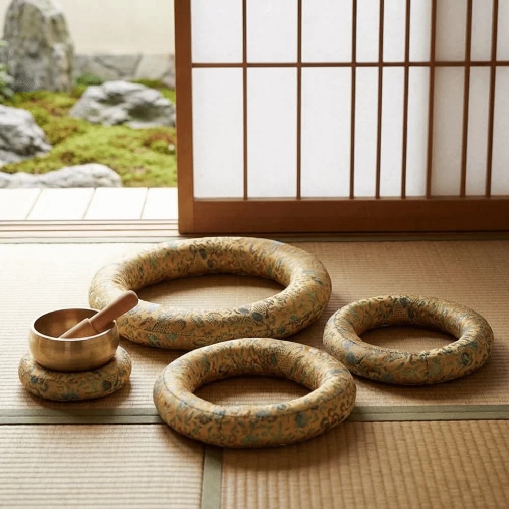 Tappetino per Campana Tibetana Nepalese in Broccato Antiscivolo, Tappetino Tradizionale a Forma di Ciambella in Rame per Suoni, Sottopiatto in Legno a Forma di Pesce per Meditazione