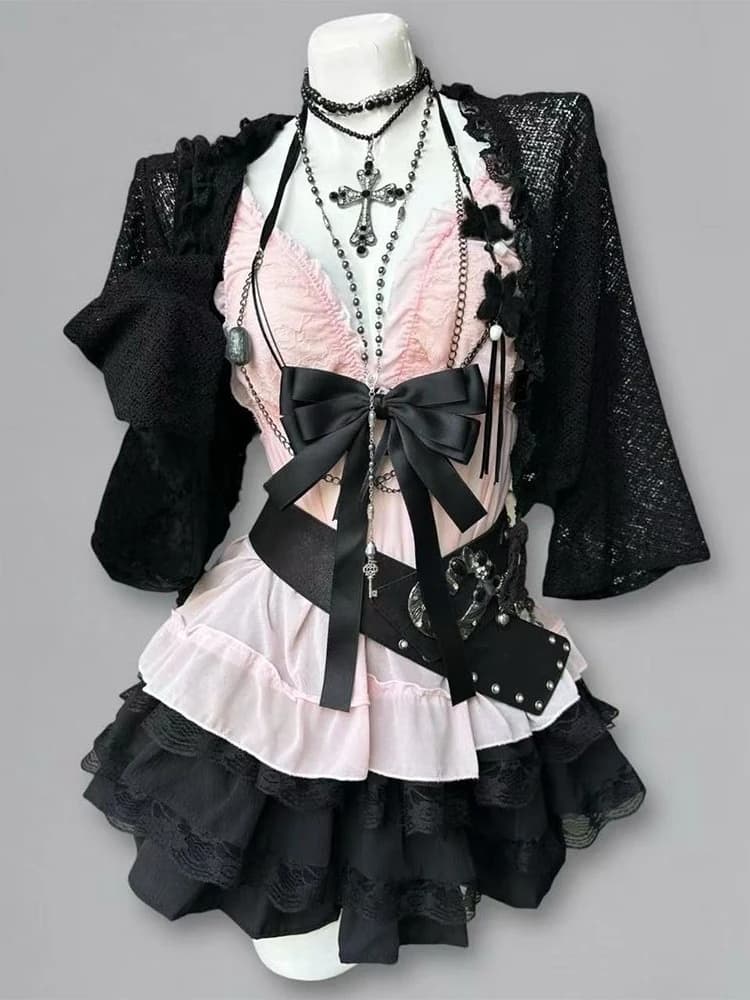 Completo Estivo Vintage Subculturale Spicy Girls: Top Rosa con Fiocco Stile Hepburn + Cardigan Nero e Minigonna - Set 3 Pezzi