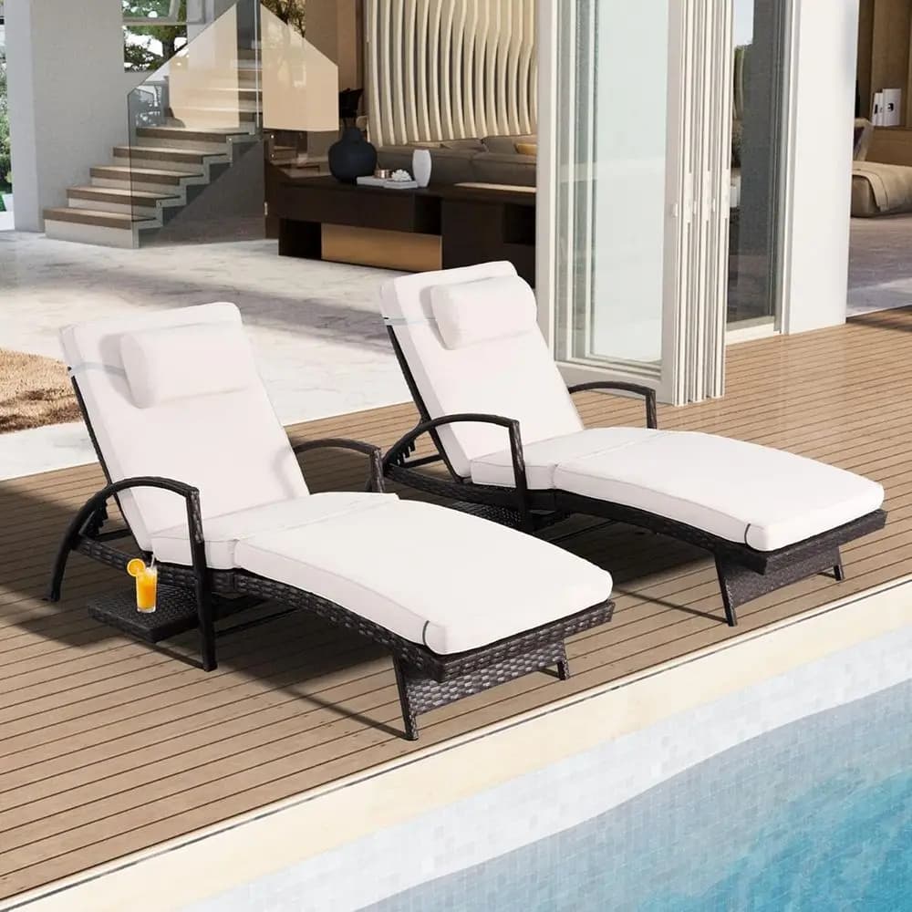 Set di 2 Sedie Reclinabili da Esterno Regolabili con Tavolino Laterale e Ruote, in Vimini Resistente alle Intemperie, con Cuscini Rimovibili (Bianco)