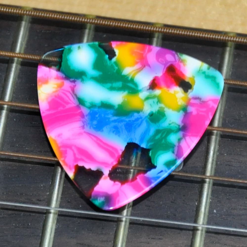 Un sacco di 100 pezzi triangolo arrotondato Tie-dye plettri per chitarra in celluloide di grandi dimensioni medi da 0.71mm