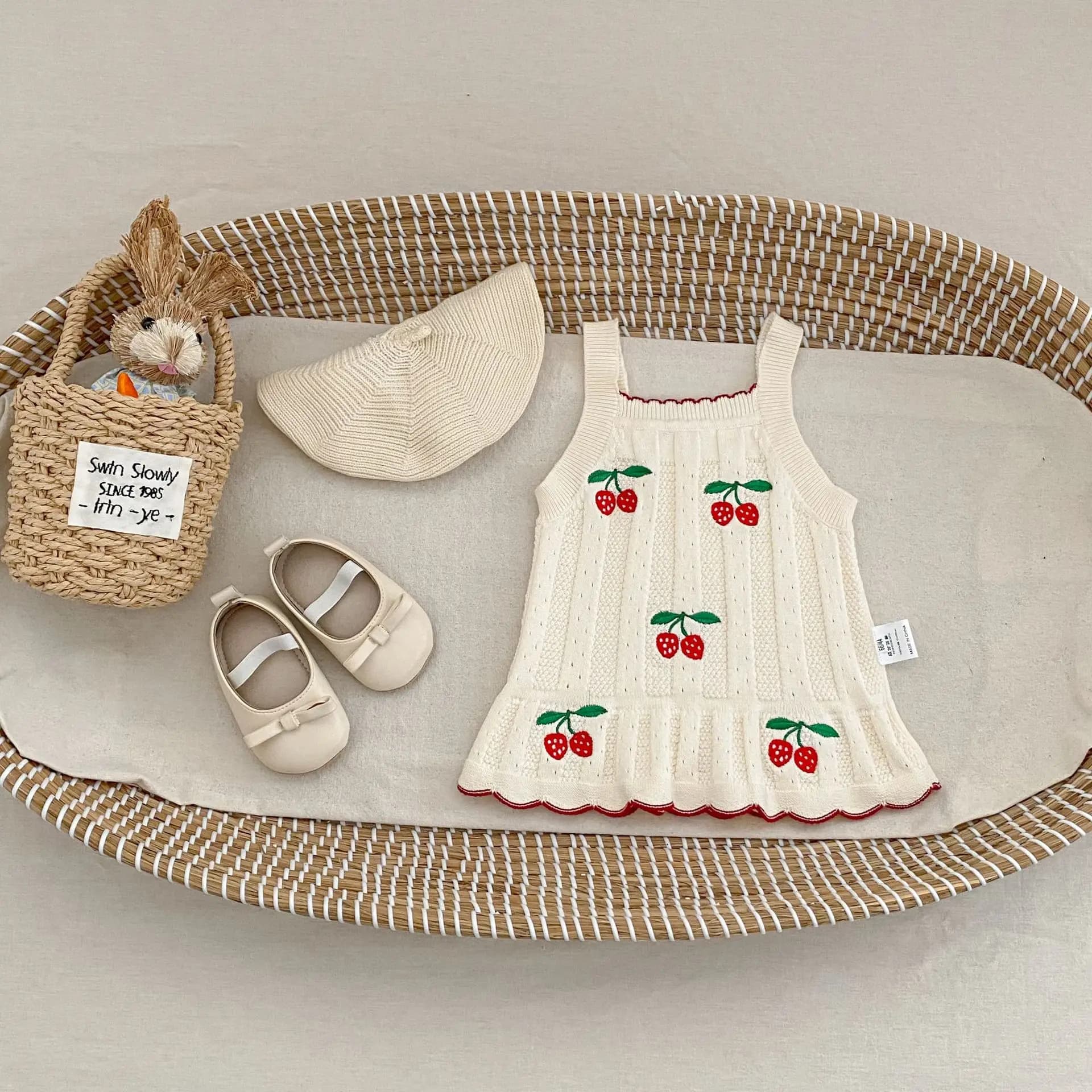 Primavera 2026 Nuova Canotta in Maglia Senza Maniche per Bambina, Top con Spalline in Cotone per Neonata con Dolce Ricamo a Fragola, Maglioncino per Bambina