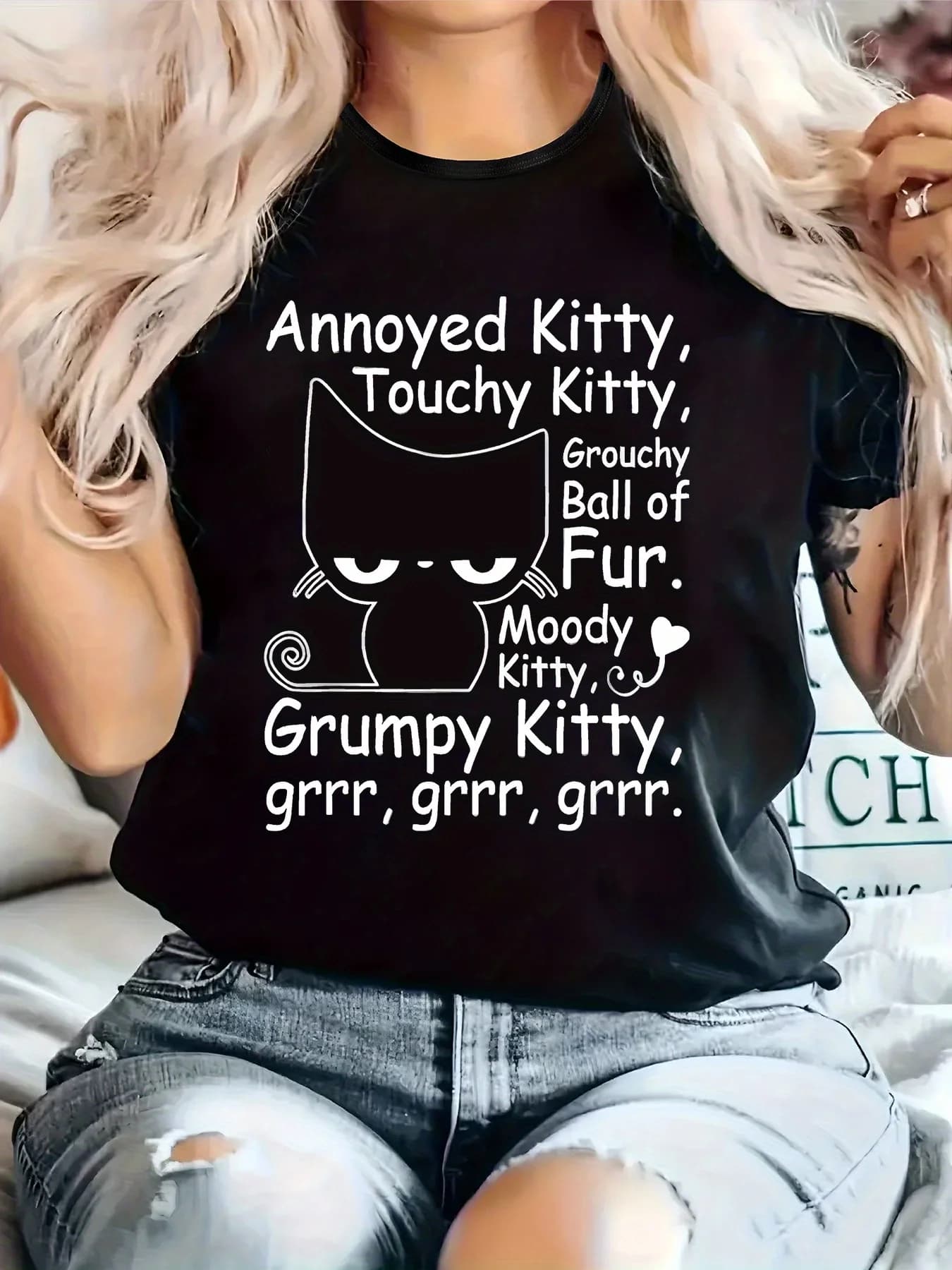 Casual t-shirt with graphics of a "Annoyed Kitty", with round neckline, short sleeves and slightly elastic fabric, which...