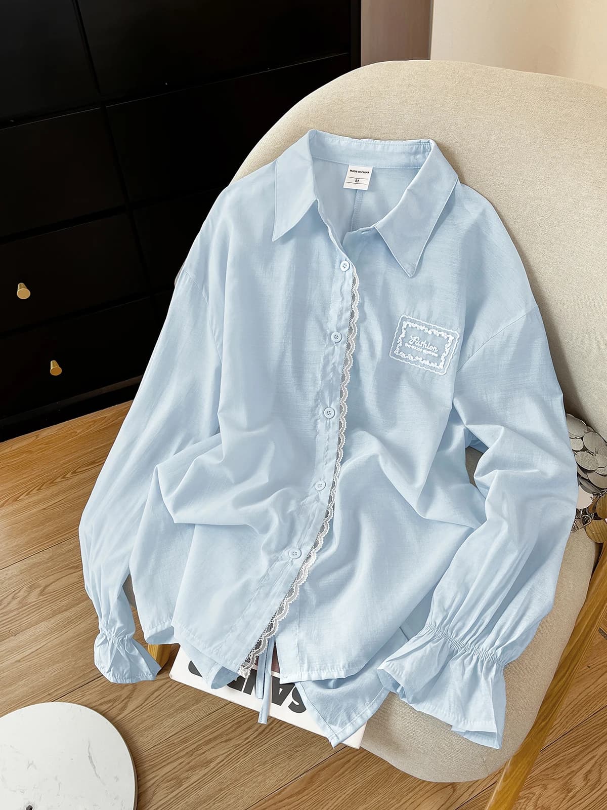 Camicia a maniche lunghe con giunture in pizzo alla moda per donna Colletto rovesciato allentato sottile Top monopetto Nuova camicetta con fasciatura casual chic