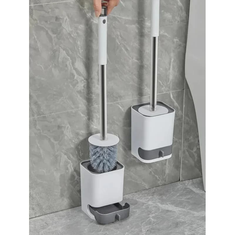 Una scopino per WC a parete non perforato con base di drenaggio e una spazzola per la pulizia dei WC in plastica con manico lungo, accessorio per il bagno