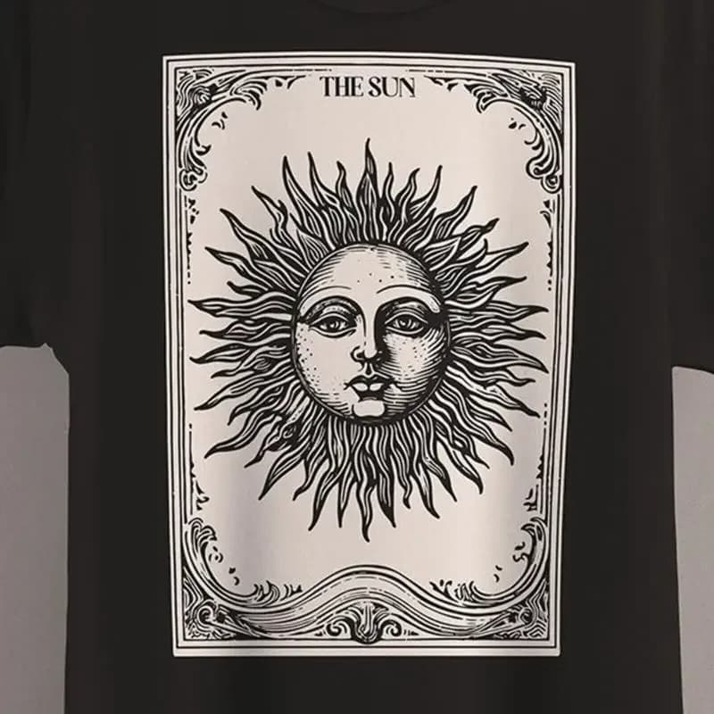T-shirt con carta dei Tarocchi The Sun, abbigliamento estetico stile strega, abbigliamento pastello goth, abbigliamento scuro