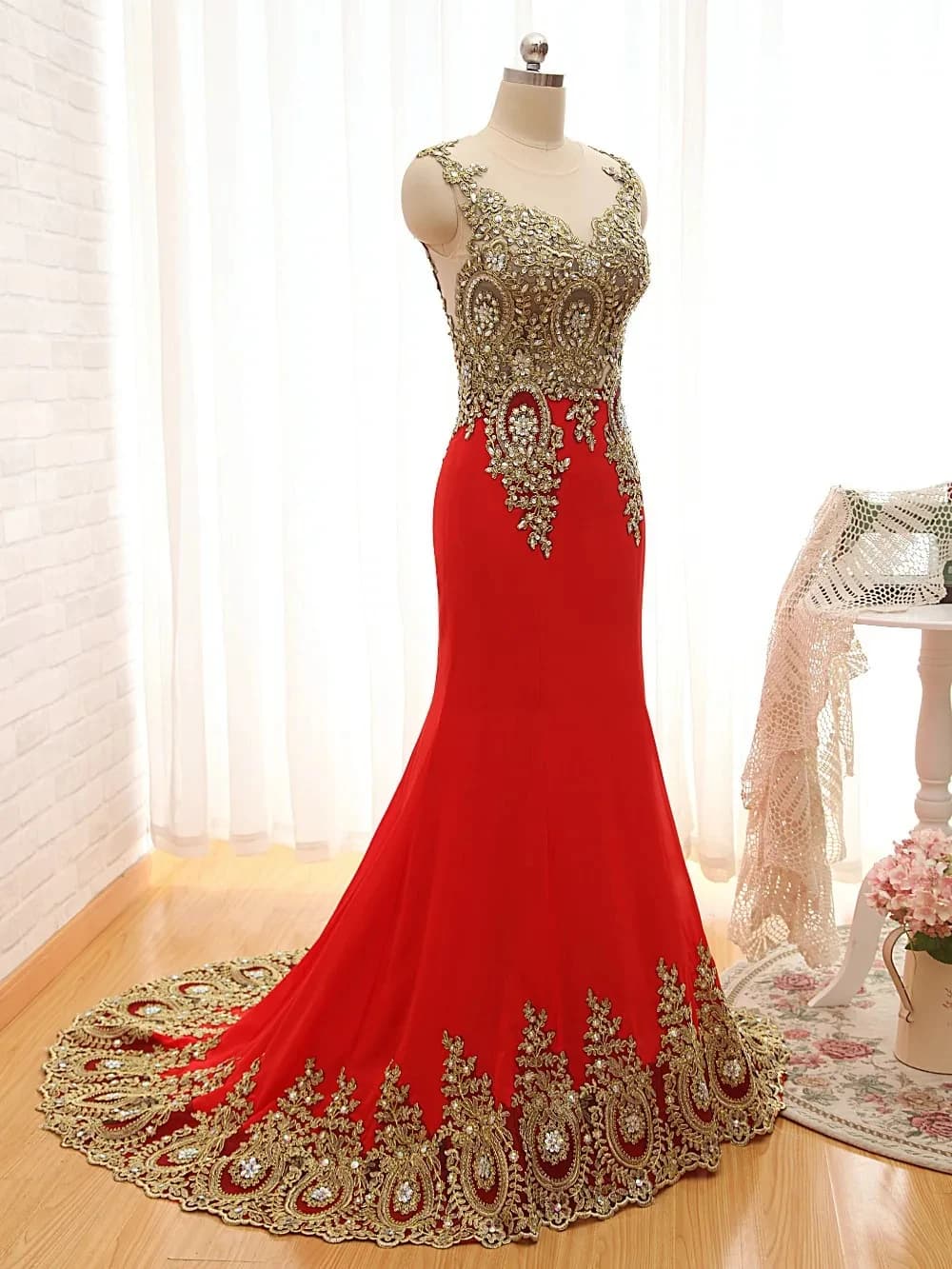 Elegante abito formale da sera a sirena rossa con applicazioni in pizzo dorato con illusione sul retro, abito lungo da ballo da donna senza maniche personalizzato