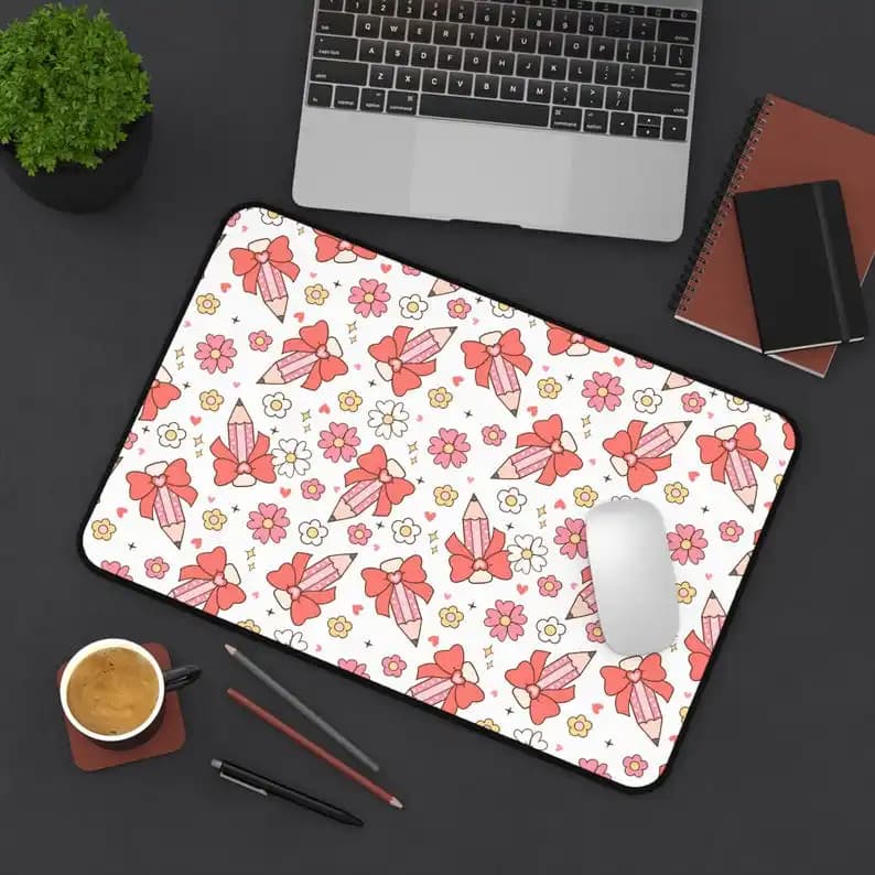 Tappetino per mouse rosa con matita e fiocco, tappetino per mouse da gioco impermeabile antiscivolo, tappetino decorativo per scrivania da gioco, regalo perfetto per gli amanti della cancelleria