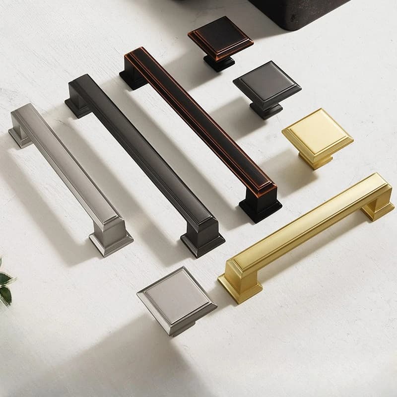 Manopole e maniglie per ferramenta per mobili per cassetti Maniglie a foro singolo per porta dell'armadio da cucina moderne semplici dorate