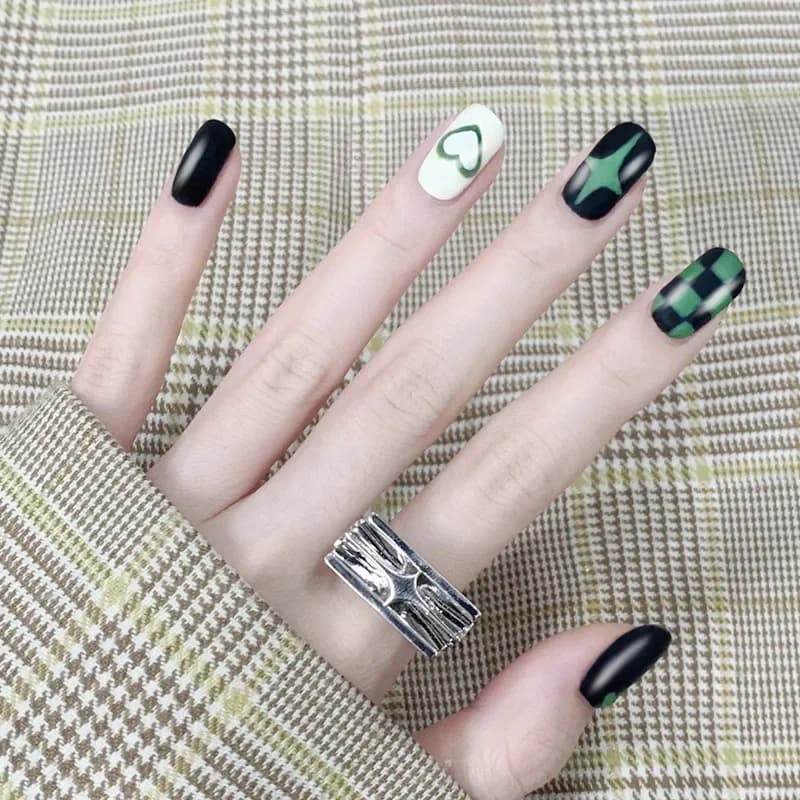 24PCS Breve Verde Scuro Amore Unghie Finte Copertura Completa Acrilico Presse sulle Unghie Art Hot Girl Verde Nero Scacchiera Plaid Unghie Finte