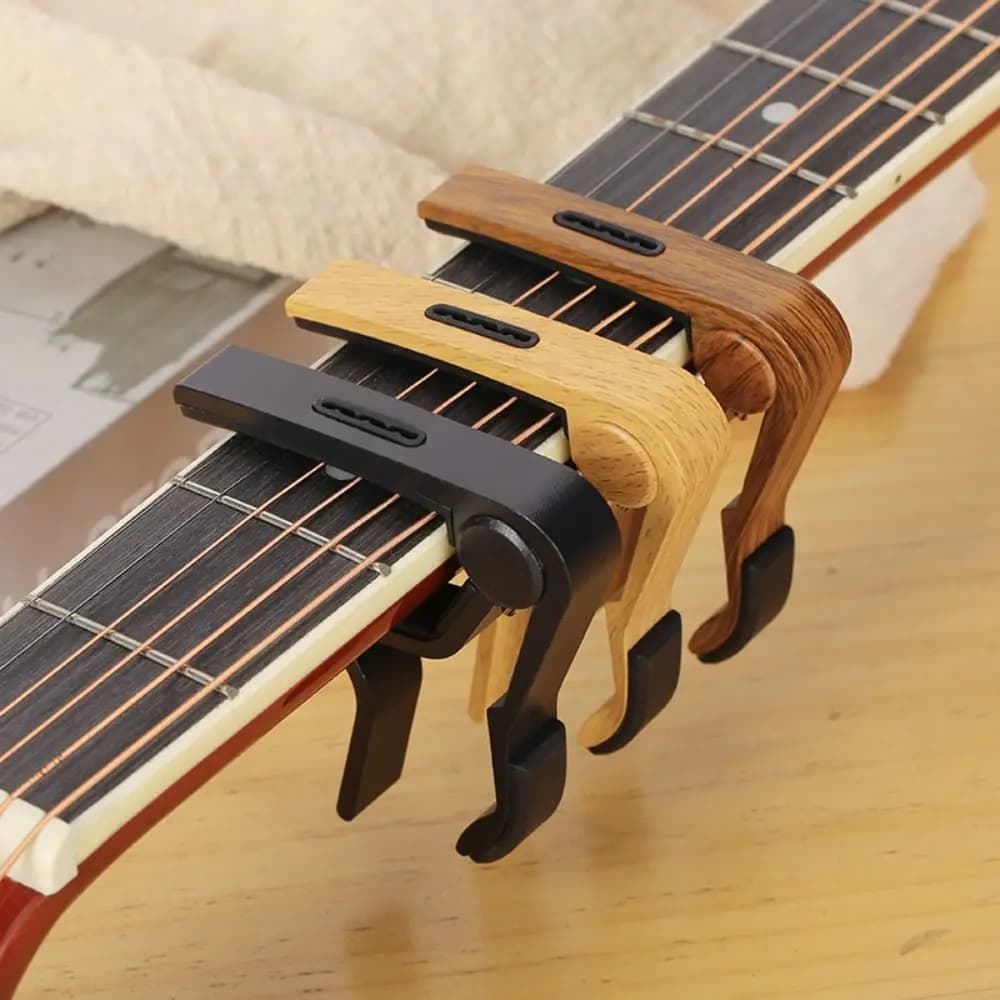Capotasto per Chitarra in Legno di Rosa con Grana, Supporto per Plettro in Lega di Alluminio Imbottito in Gomma Stabile, Anti-Graffio, Liscio, a Sgancio Rapido