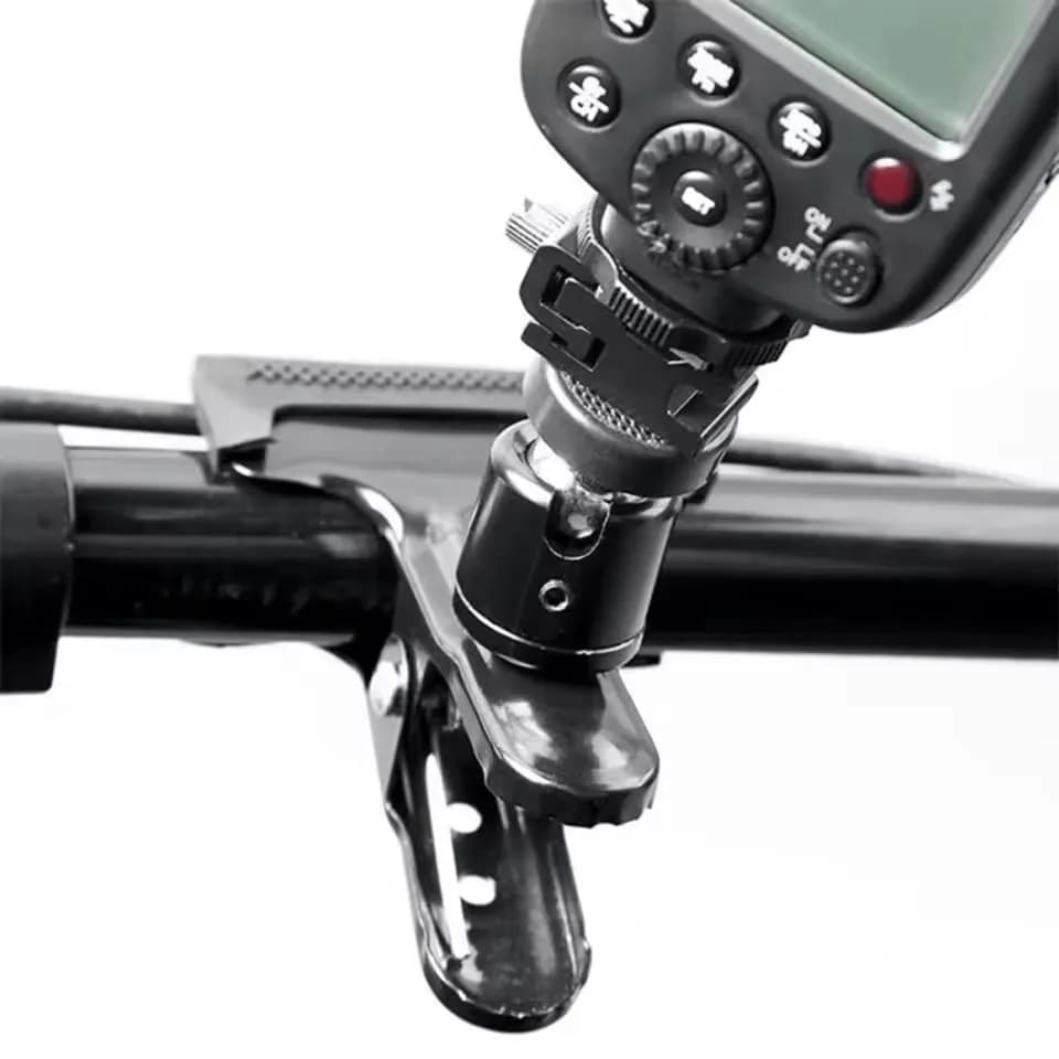 Supporto per flash con clip per fotocamera, attacco con testa a sfera girevole a 360° e vite filettata da 1/4 di pollice per action camera GoPro e DJI
