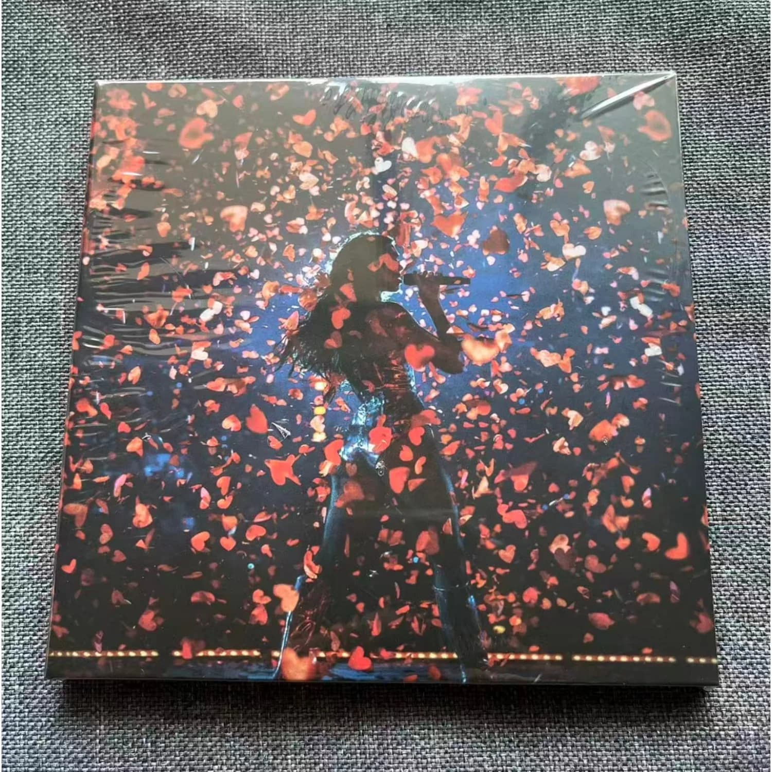 Live‑Performance Pop‑Rock Compact Disc, Expressive‑Timbre Vocal Disc, Concert‑Snapshot‑Photo Collectible CD for Live‑Music Fans
