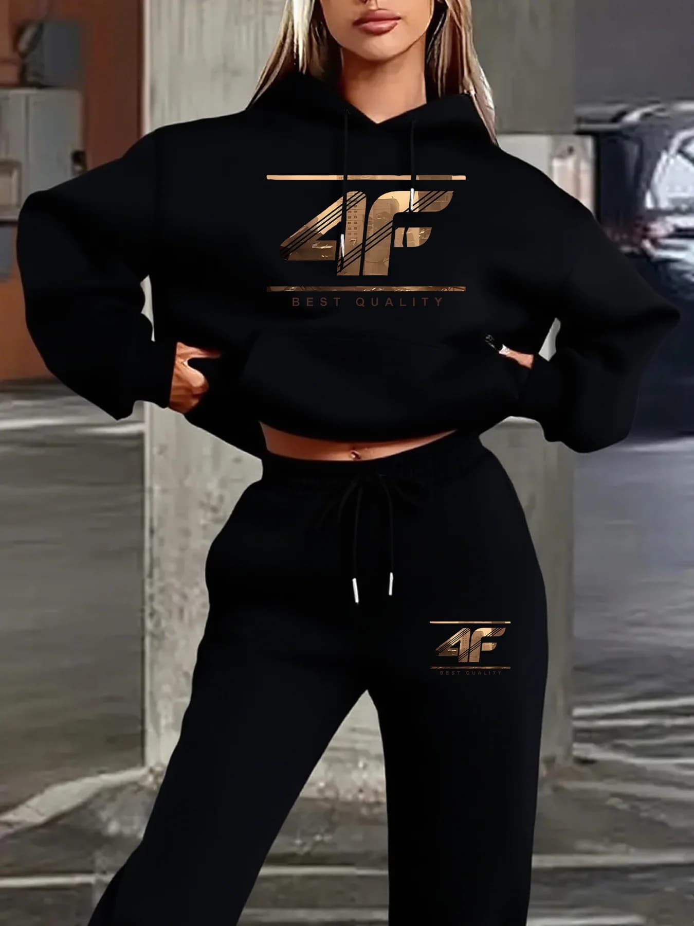 Il set di felpe con cappuccio da donna presenta un motivo con le lettere "4f" stampate in colore oro ensemble femme 2 pezzi