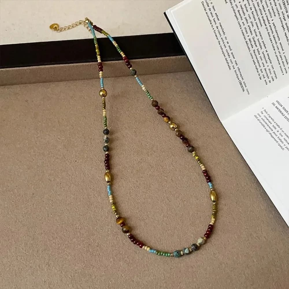 Collana girocollo da donna in rame placcato oro 14K con perline colorate e cristalli, stile lusso leggero.