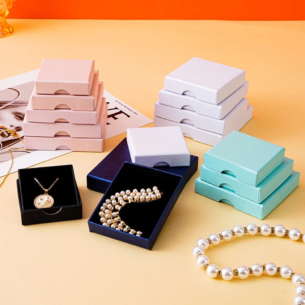 50 pz Nuovo Design Contenitore di Gioielli di Carta 7x7x1.6 cm 8*8*1.6 cm Anello Collana Bracciali Orecchino Imballaggio di Gioielli Organizzatore Scatole Regalo