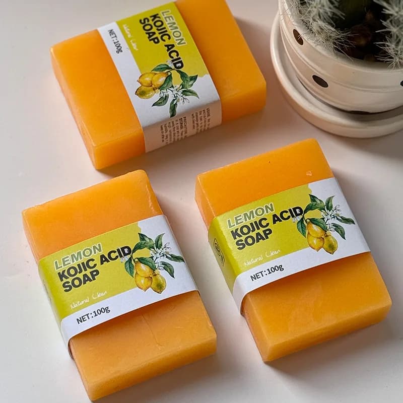Sapone Artigianale all'Acido Cogico con Oli Essenziali, per Schiarire e Illuminare la Pelle, Nutre per una Pelle Morbida e Liscia, Cura della Bellezza