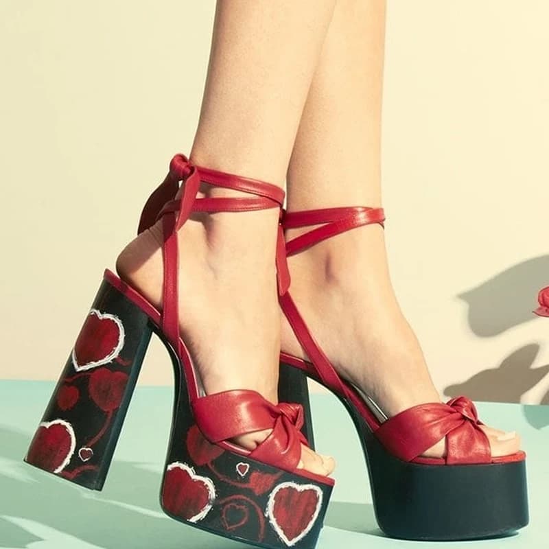 Sandali stringati con punta aperta e plateau con cuore d'amore Donna Estate 2026 Scarpe con tacco alto con tacco spesso rosso marrone per donna Moda di lusso