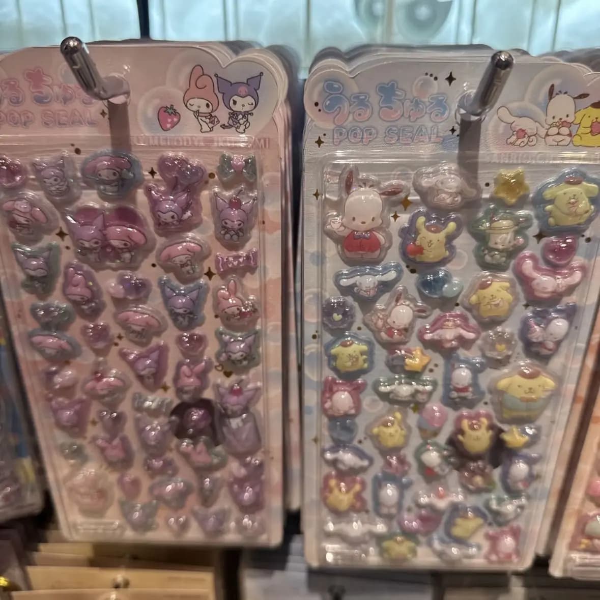 Nuovi adesivi 3D in rilievo di Hello Kitty, Kuromi e Pompompurin (1/4 pezzi) per decorazioni fai-da-te di custodie per telefoni e artigianato per bambini.